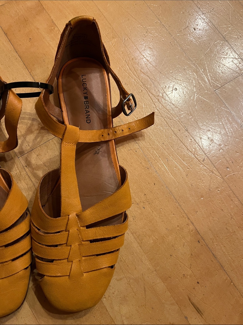 Women’s yellow fisherman T Strap  flat leather Sandals/ NWOT